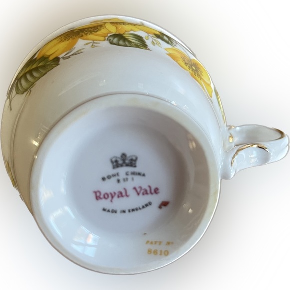ROYAL VALE Bone China TEACUP & SAUCER. Patt No. 8610. Made in England. - Picture 6 of 7